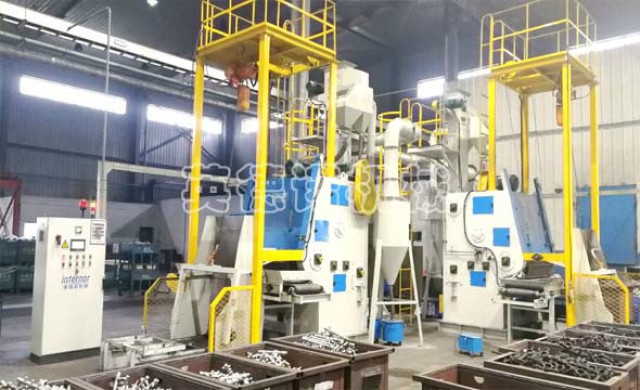 汽車(chē)燃油管拋丸處理-自動(dòng)上下料履帶式拋丸機(jī)
